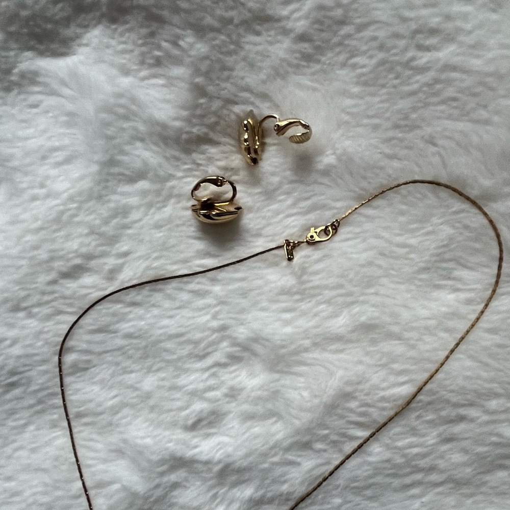 Vintage Monet Clam Gold plate Set necklace and Earrings Clip Ons - Picture 6 of 6